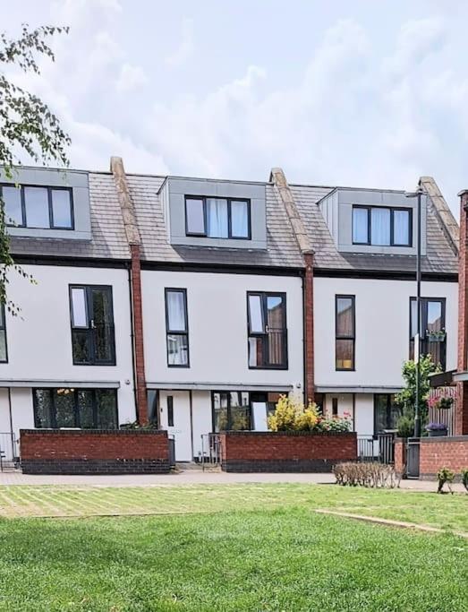 Explore London: 2 Bedroom House In Wood Green Kültér fotó