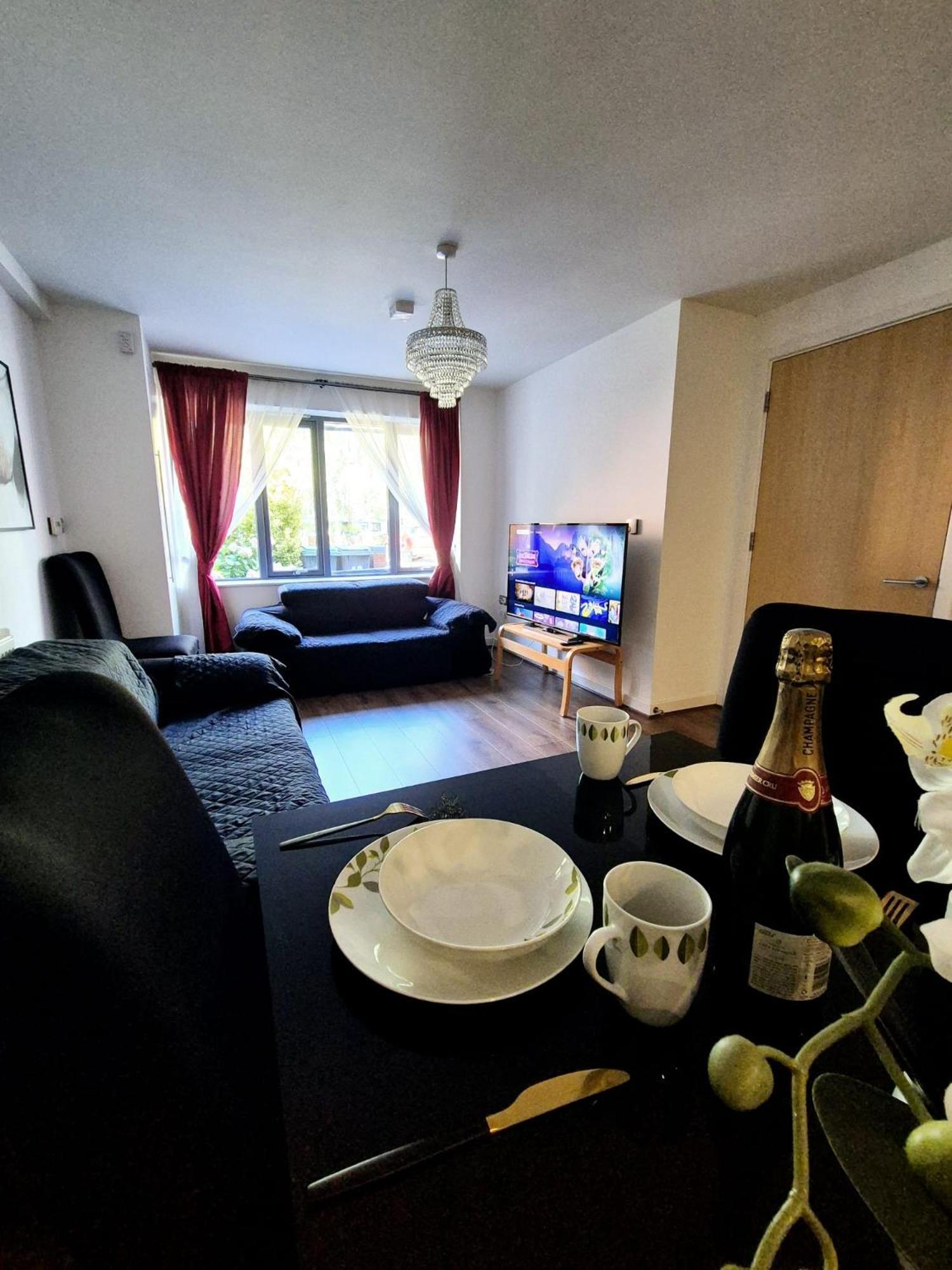 Explore London: 2 Bedroom House In Wood Green Kültér fotó
