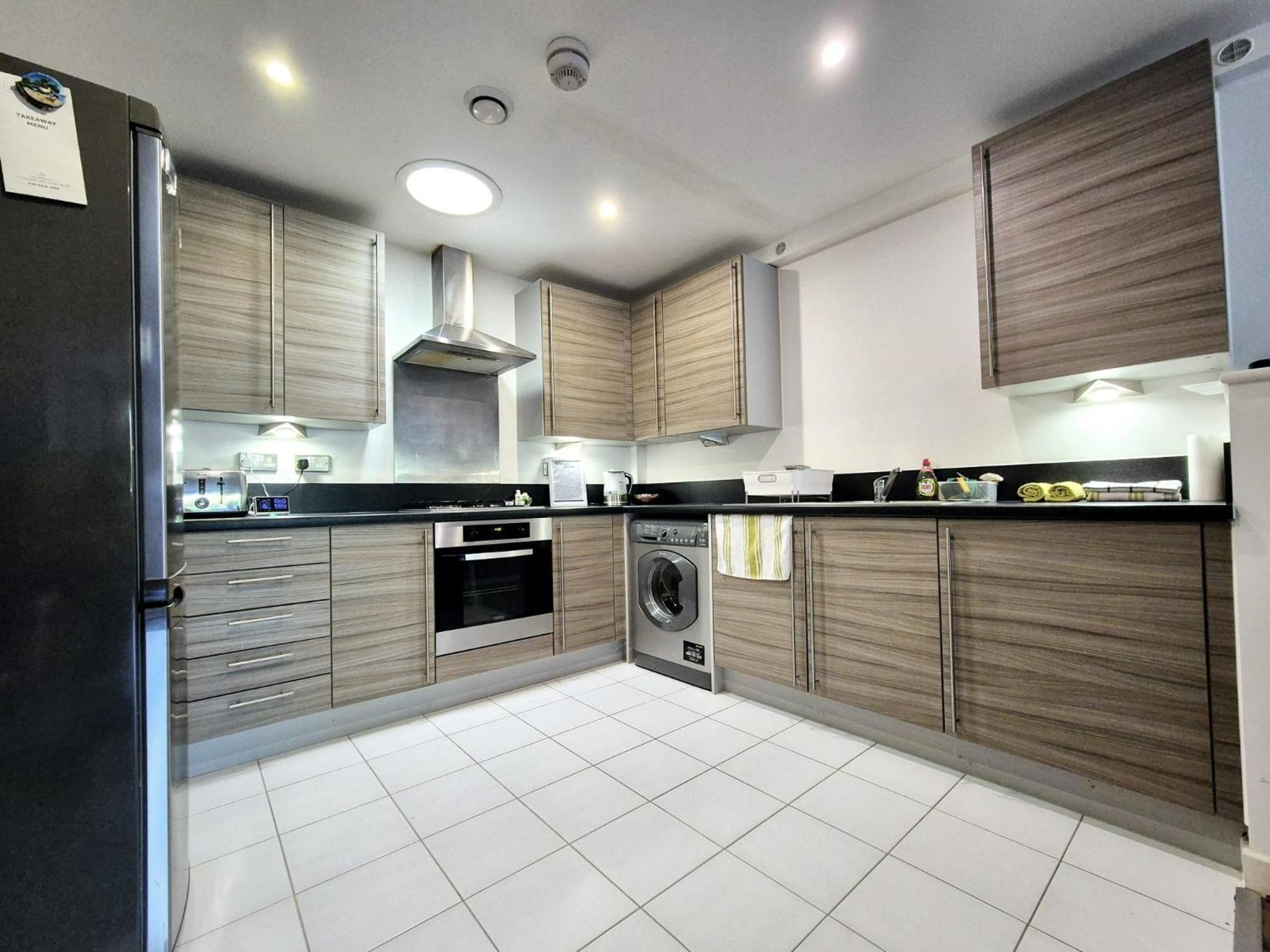 Explore London: 2 Bedroom House In Wood Green Kültér fotó